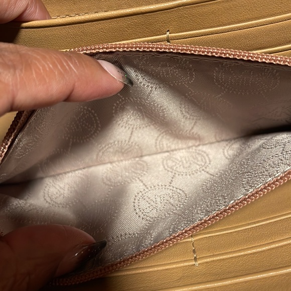 Michael Kors Wallet - Picture 6 of 8